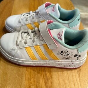 Adidas girl grandcourt x Disney Sneaker, like new condition, size US 1